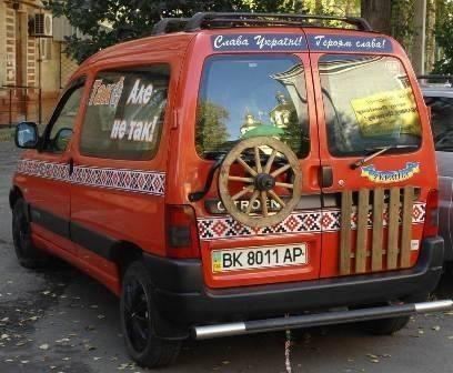 На автодорогах Украины появились авто с патриотическим тюнингом