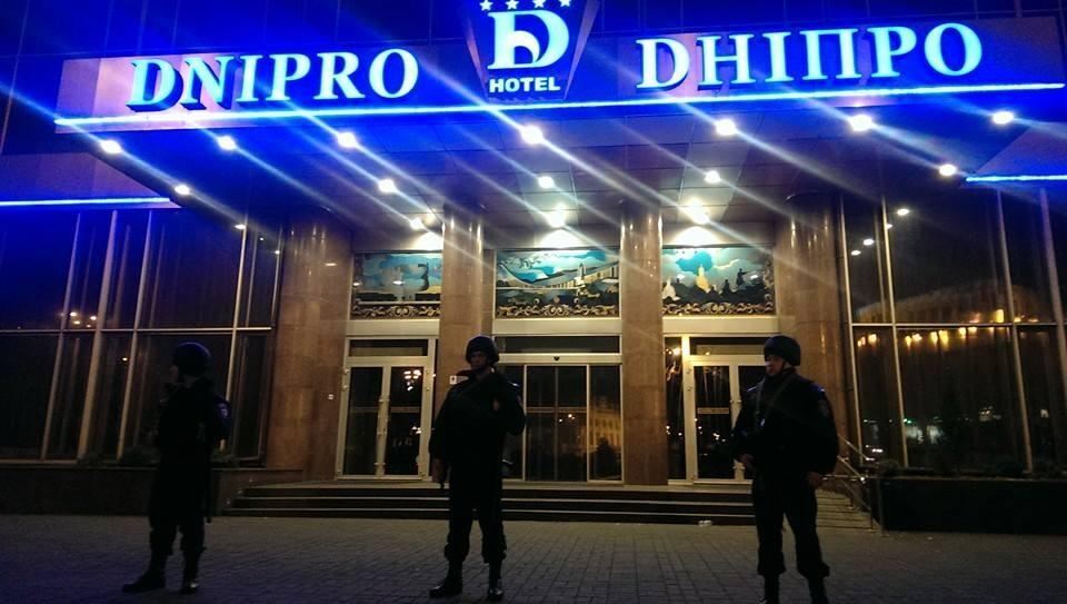 МВС заблокувало готель "Дніпро" з озброєними активістами "Правого сектора" всередині