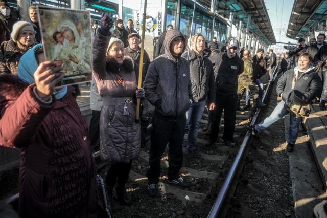 В Донецке судят сепаратистов с иконами, а африканца-лимоновца выдворят из Украины