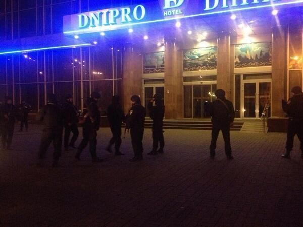 МВД заблокировало отель "Днепр" с вооруженными активистами "Правого сектора" внутри
