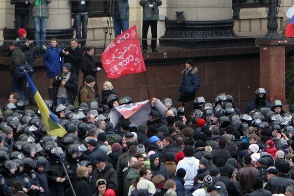 Под Харьковской ОГА митинг, была попытка штурма здания