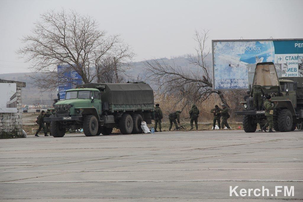 Российские военные покидают Керченскую паромную переправу