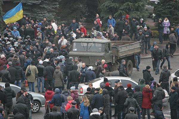 Под Харьковской ОГА митинг, была попытка штурма здания
