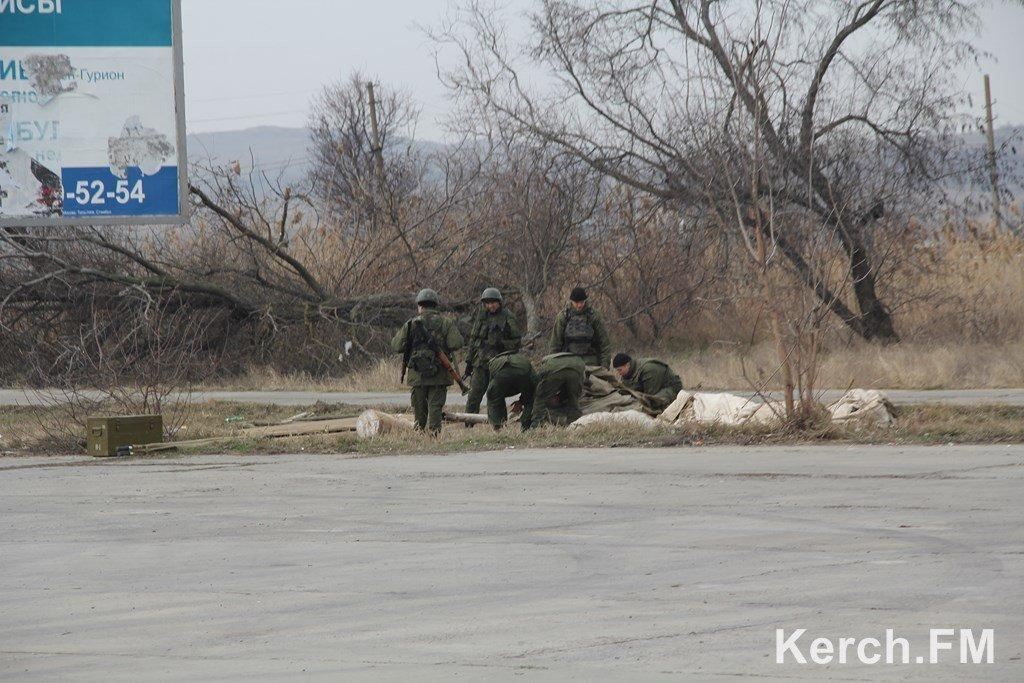 Російські військові покидають поромну переправу Керчі