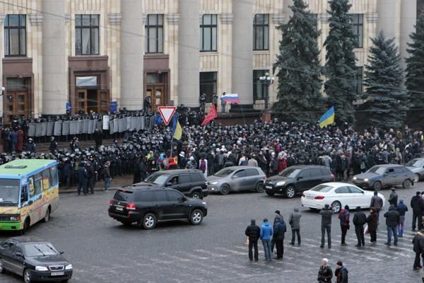 Под Харьковской ОГА митинг, была попытка штурма здания