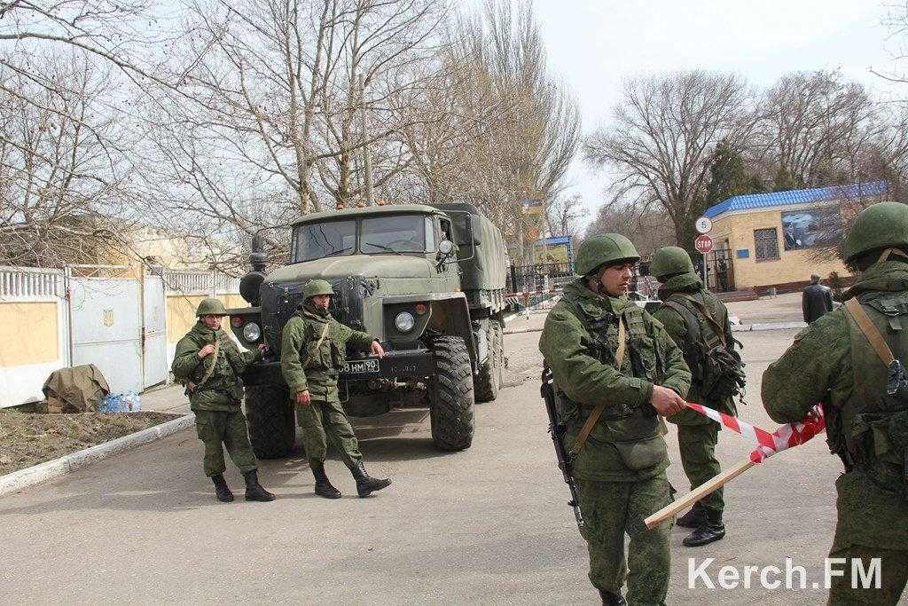 Російські військові покидають поромну переправу Керчі