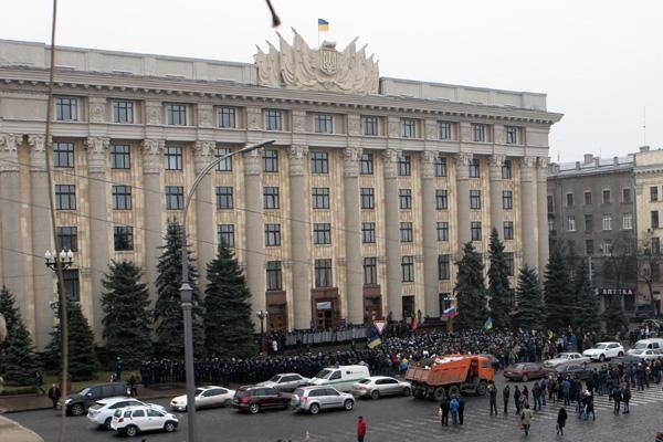 Под Харьковской ОГА митинг, была попытка штурма здания