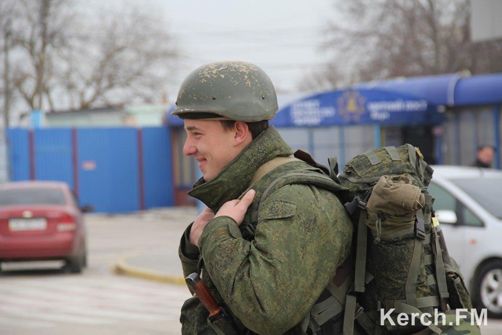 Російські військові покидають Керченську поромну переправу