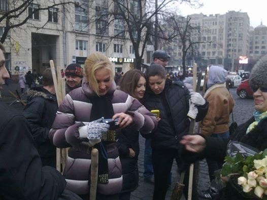 Камалия и Юсупова вышли с вениками на Майдан