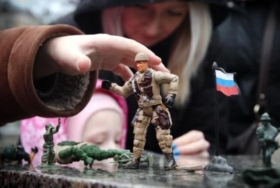 В Киеве дети собрали игрушечных солдатиков для Путина
