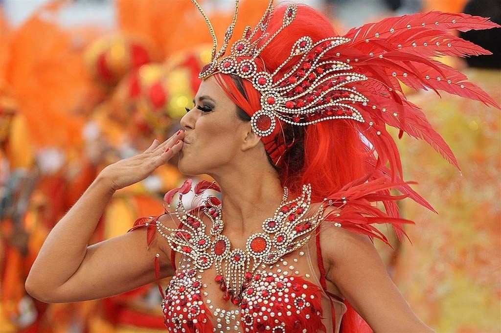 20 яскравих кадрів карнавалів зі всього світла
