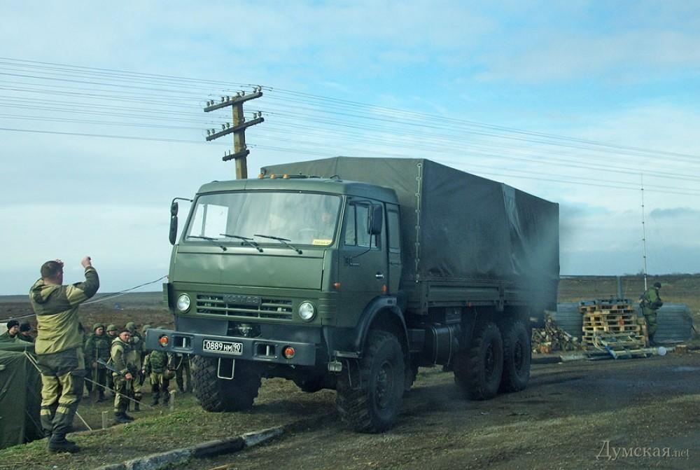 В'їзд до Криму блокують шість БТРів