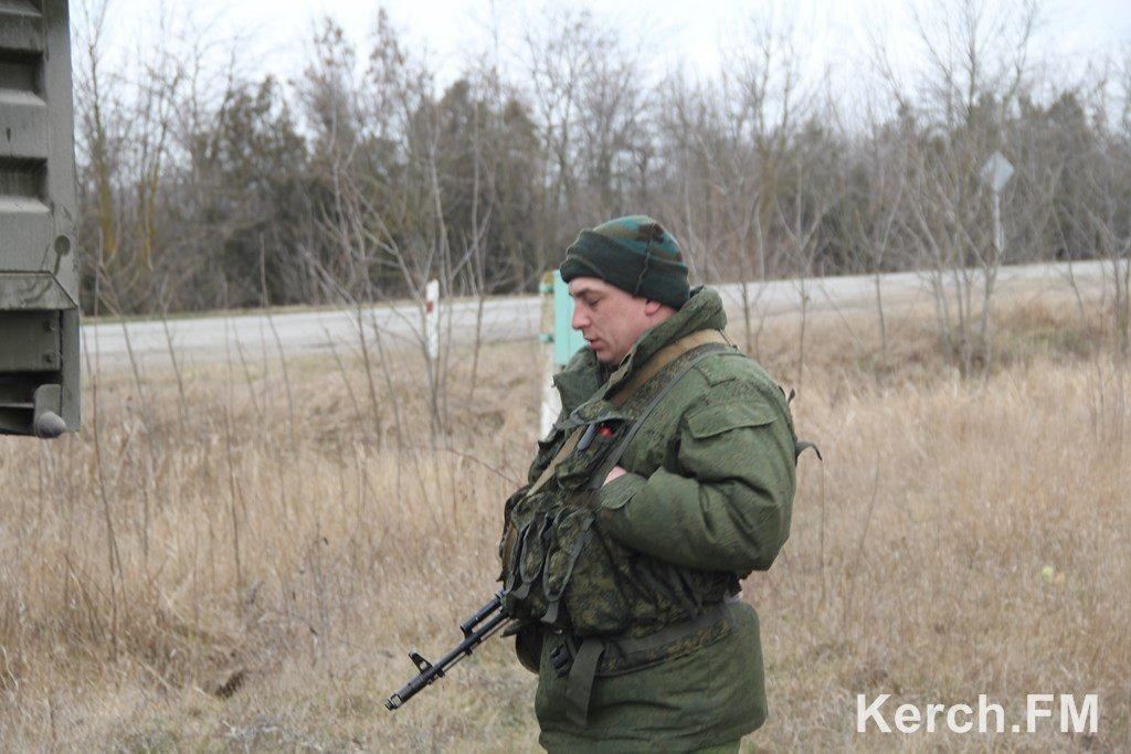 Российский спецназ требует у военных Керчи сдать оружие