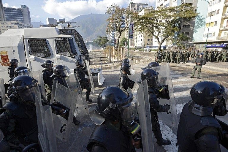 Огонь, вода и слезоточивый газ в Венесуэле