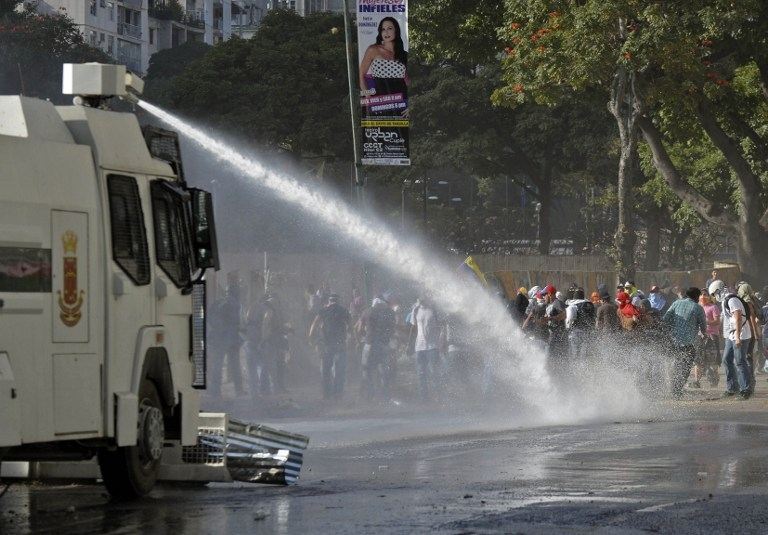 Вогонь, вода і сльозогінний газ у Венесуелі