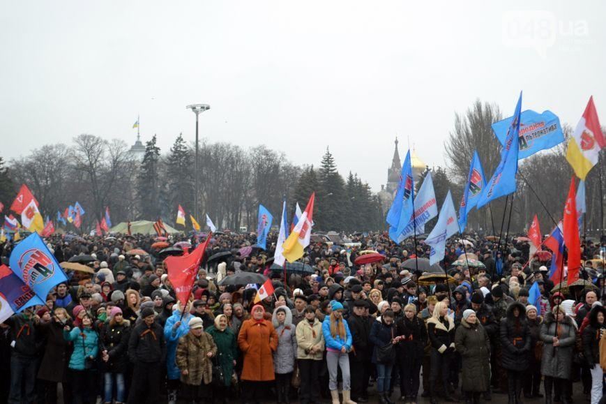 Жители российских городов собрали многотысячные митинги в поддержку украинцев