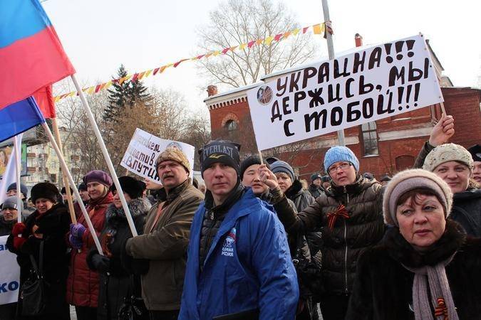 Жители российских городов собрали многотысячные митинги в поддержку украинцев