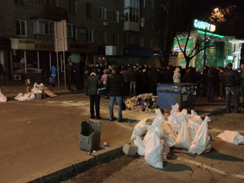 Около 150 донецких сепаратистов пикетировали СБУ с требованием освободить Губарева