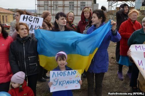 На трассе возле Симферополя крымчанки митинговали против войны