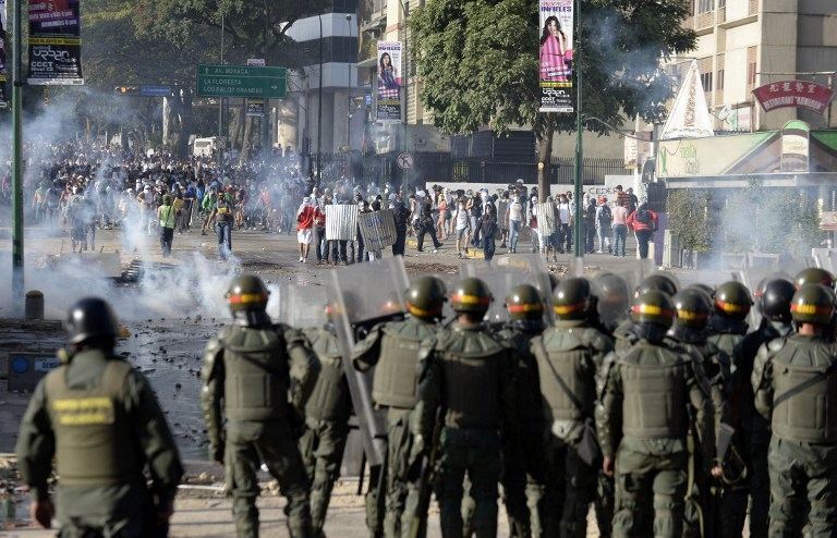 Огонь, вода и слезоточивый газ в Венесуэле