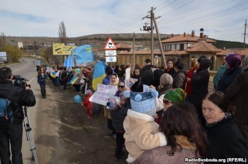 На трасі біля Сімферополя кримчанки мітингували проти війни