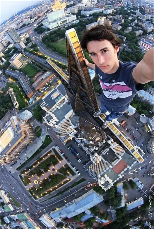 Фотограф и смельчак Кирилл Орешкин очень любит делать селфи. Правда, таких селфи в Инстаграме или Фейсбуке днём с огнём не сыщешь.