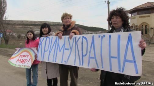 На трассе возле Симферополя крымчанки митинговали против войны