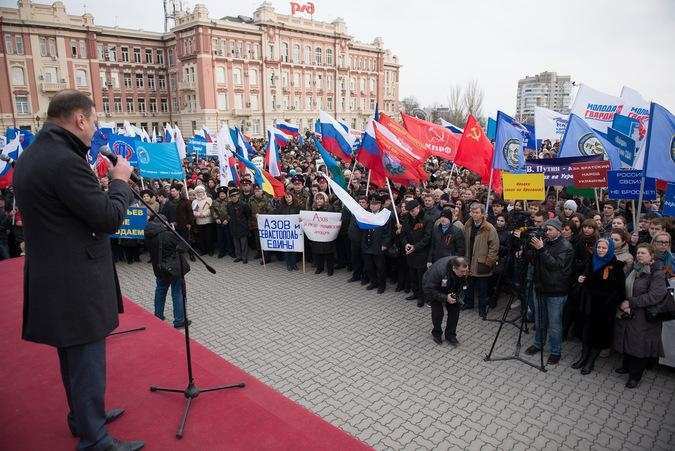 Жители российских городов собрали многотысячные митинги в поддержку украинцев