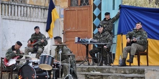 Керченські морпіхи влаштували в частині концерт