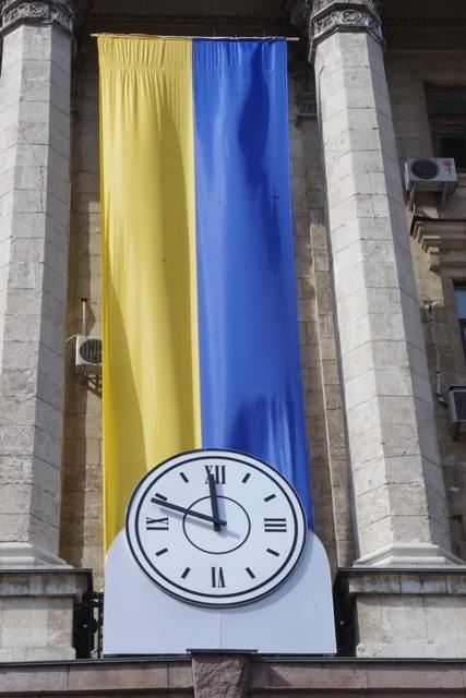 На будівлі Миколаївської мерії вивісили величезний український прапор