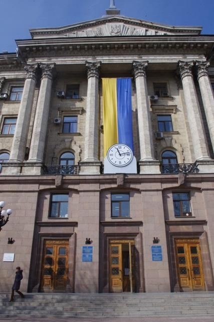 На будівлі Миколаївської мерії вивісили величезний український прапор