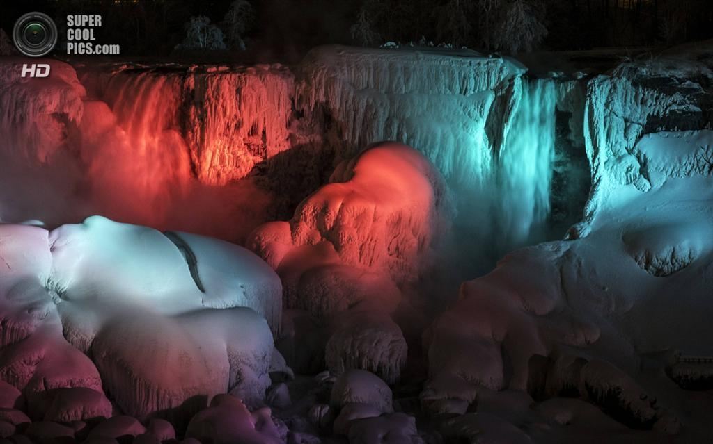 Замерший Ниагарский водопад в иллюминации (4 фото)
