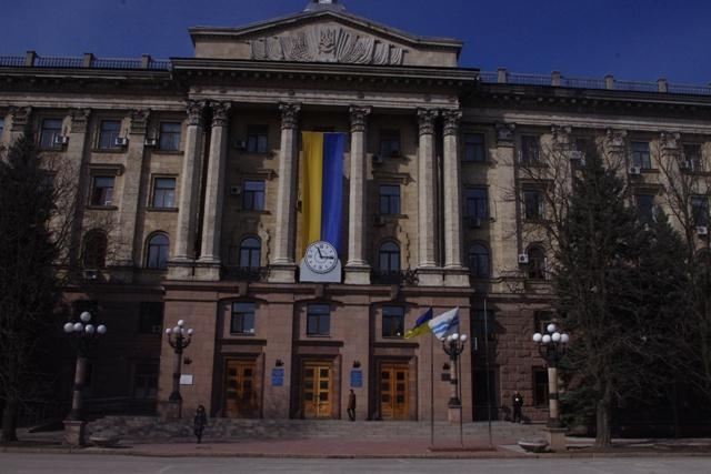 На здании Николаевской мэрии вывесили огромный украинский флаг