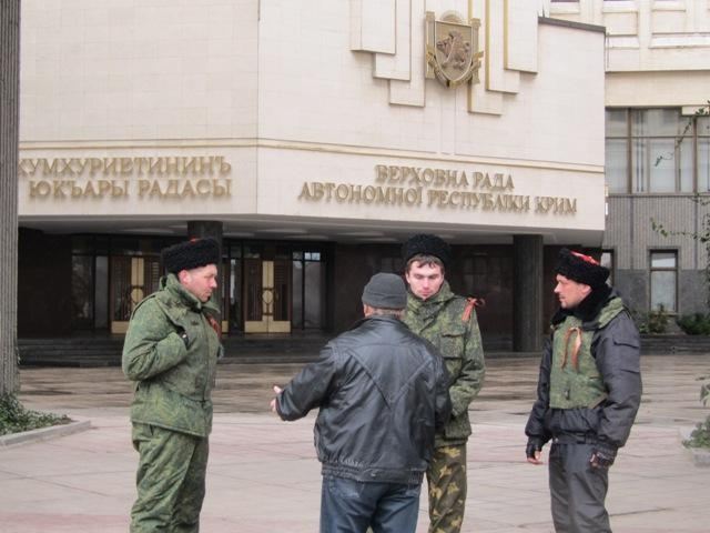 У Криму адмінбудівлі охороняють російські козаки
