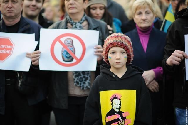 В Праге прошел массовый митинг с требованием к Путину "убрать руки от Украины"