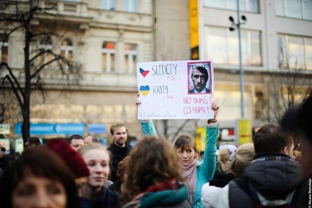 В Праге прошел массовый митинг с требованием к Путину "убрать руки от Украины"