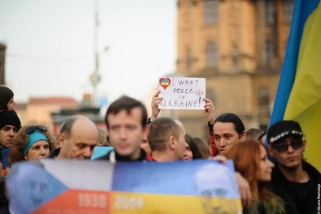 В Праге прошел массовый митинг с требованием к Путину "убрать руки от Украины"
