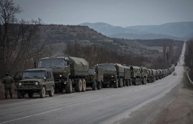 Колонна из 70 военных автомобилей вошла в Симферополь