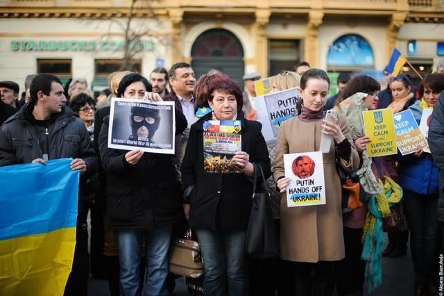 В Праге прошел массовый митинг с требованием к Путину "убрать руки от Украины"