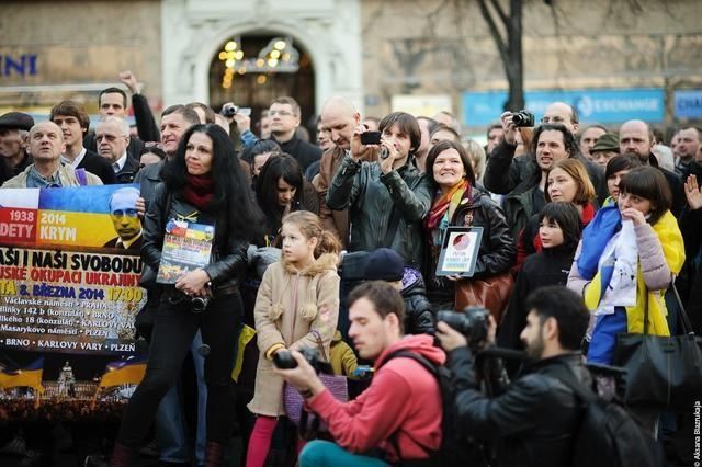 В Праге прошел массовый митинг с требованием к Путину "убрать руки от Украины"