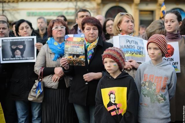 В Праге прошел массовый митинг с требованием к Путину "убрать руки от Украины"