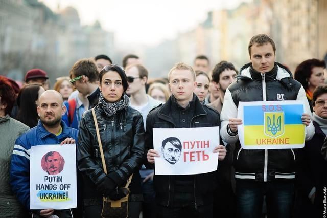 В Праге прошел массовый митинг с требованием к Путину "убрать руки от Украины"