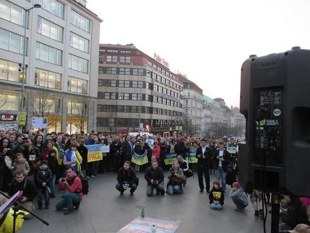 В Праге прошел массовый митинг с требованием к Путину "убрать руки от Украины"