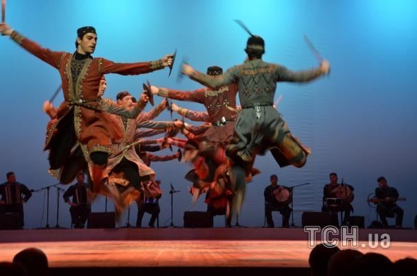 Балет "Сухишвили" выступил в Киеве с флагом Украины и танцевал гопак