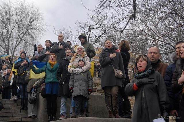 Тисячі одеситів заспівали гімн України на Потьомкінських сходах