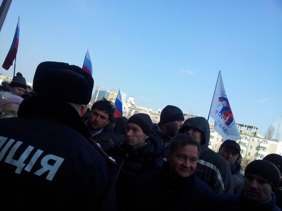 Проросійські активісти вішають прапори РФ на адміністративні будівлі в Донецьку