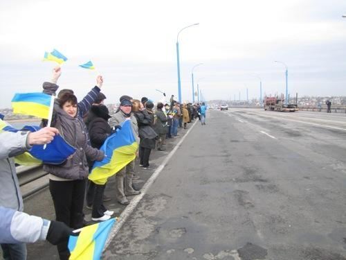 Жителі Херсона об'єднали "живим ланцюгом" берега Дніпра