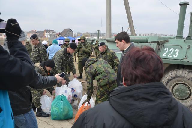 В Феодосии местные жители пришли поддержать украинских морпехов, заблокированных российскими боевиками
