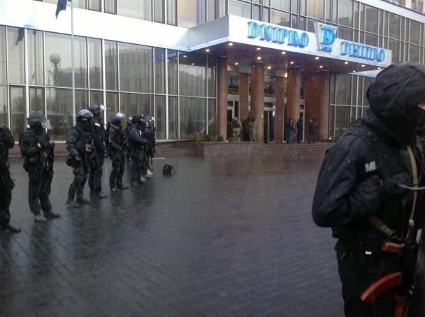 "Правый сектор" выехал из гостиницы "Днепр" без оружия - Аваков