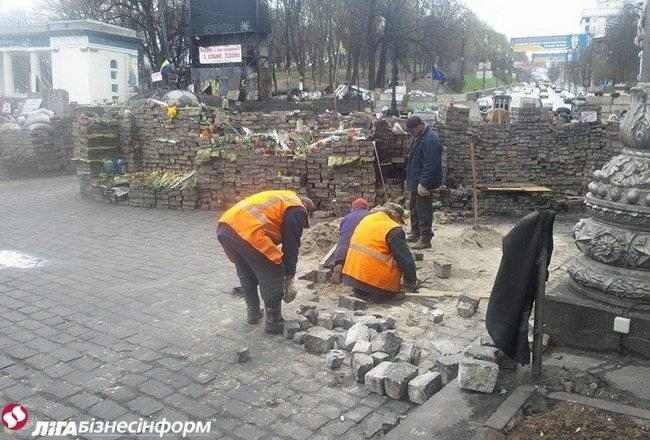 На Грушевского разобрали часть баррикад